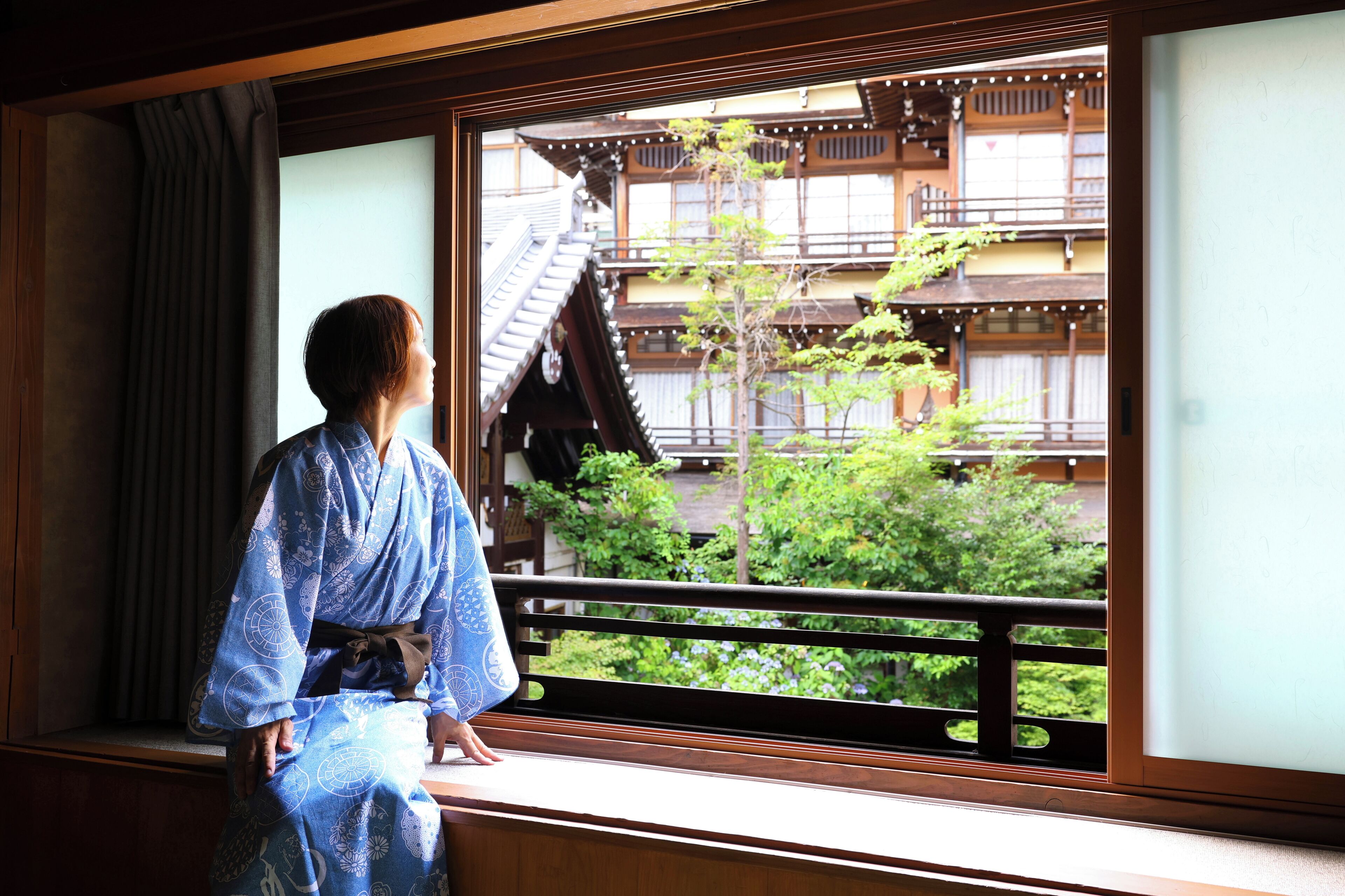 和室 共用バスルーム 温泉通り側 | 部屋からの景観