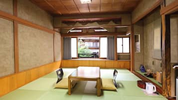 Quarto tradicional, banheiro compartilhado (Japanese Style, Hot Spring Street) | 1 quarto, individualmente decorados, escrivaninha, Wi-Fi de cortesia