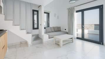 Suite Superior, piscina privata | Area soggiorno | Smart TV 40 pollici con canali satellitari, TV