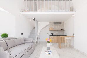 Superior Loft Suite with Private Mini Pool - 916° | Living area