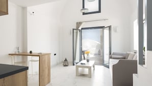 Superior-Suite, Whirlpool | Wohnbereich | 40-Zoll-Smart-TV mit Satellitenempfang, Fernseher