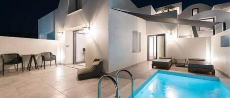 Suíte superior, piscina particular | Cofres nos quartos, escrivaninha, quartos à prova de som