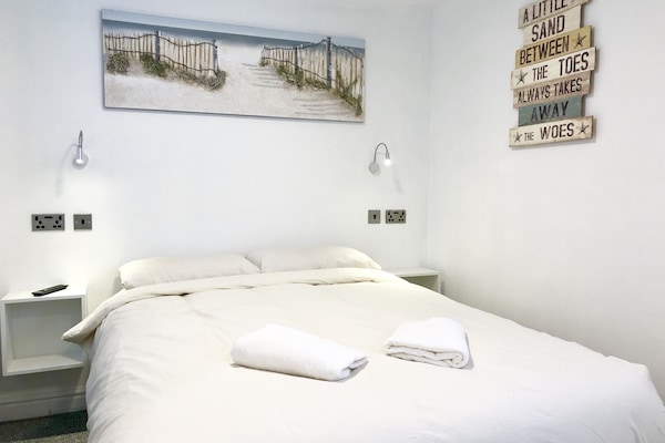 2 slaapkamers, een strijkplank/strijkijzer, gratis wifi, beddengoed