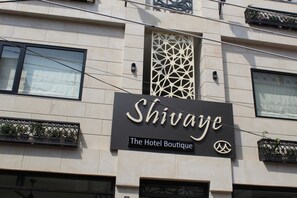 A building with a sign that reads "Shivaje The Hotel Boutique". - Hotel Shivaye (Haridwar)