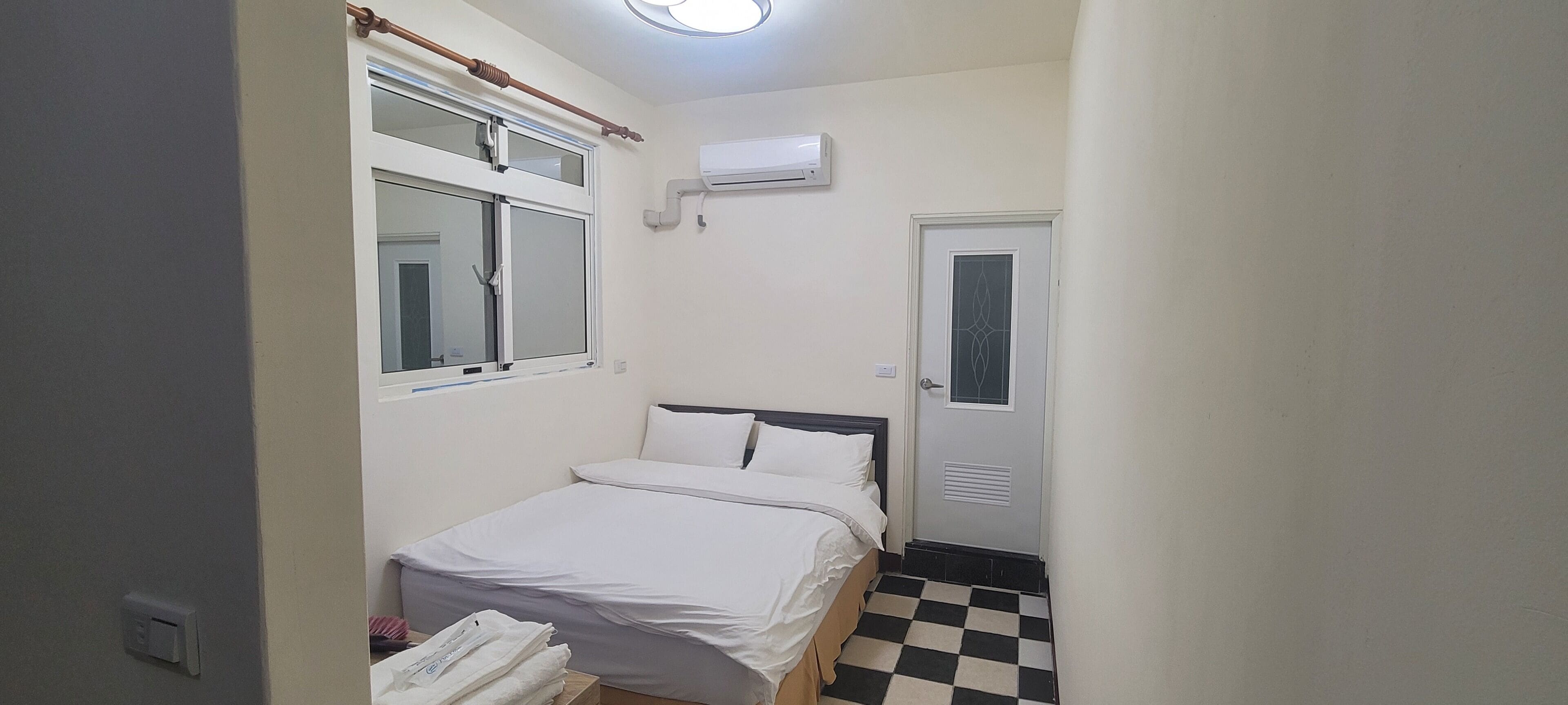 Escritorio, wifi gratis y ropa de cama 