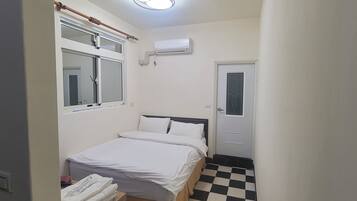 Escritorio, wifi gratis y ropa de cama