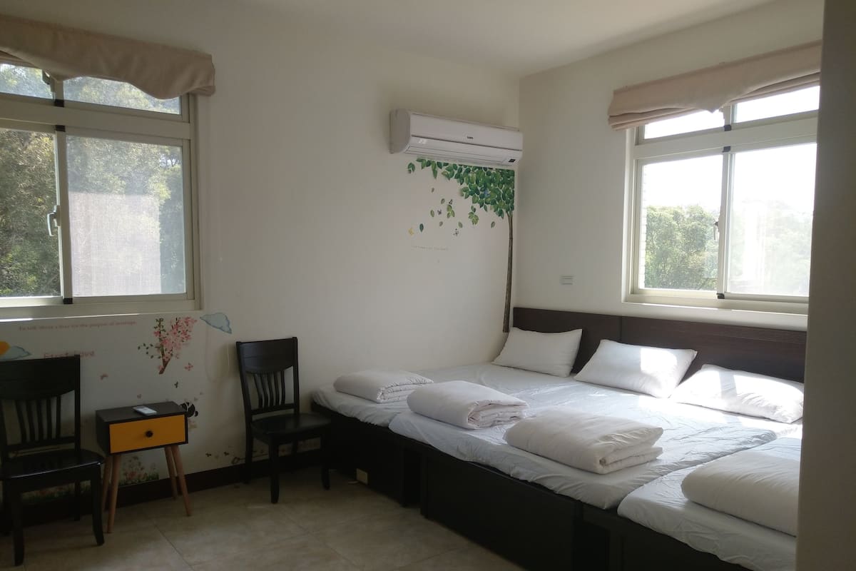 Family Room | Desk, free WiFi, bed sheets