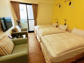 Comfort-Dreibettzimmer | Daunenbettdecken, Schreibtisch, Verdunkelungsvorhänge