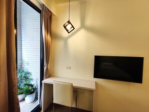 Borgarherbergi fyrir tvo, tvö rúm | Dúnsængur, skrifborð, myrkratjöld/-gardínur, hljóðeinangrun