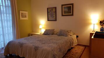 Deluxe suite, privébadkamer (Golfo) | Donzen dekbedden, bedden met traagschuimmatras, een minibar