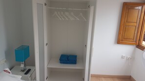 Kabin, kamar mandi umum (Luna) | Selimut bulu angsa, busa memori, minibar, dan tirai kedap cahaya