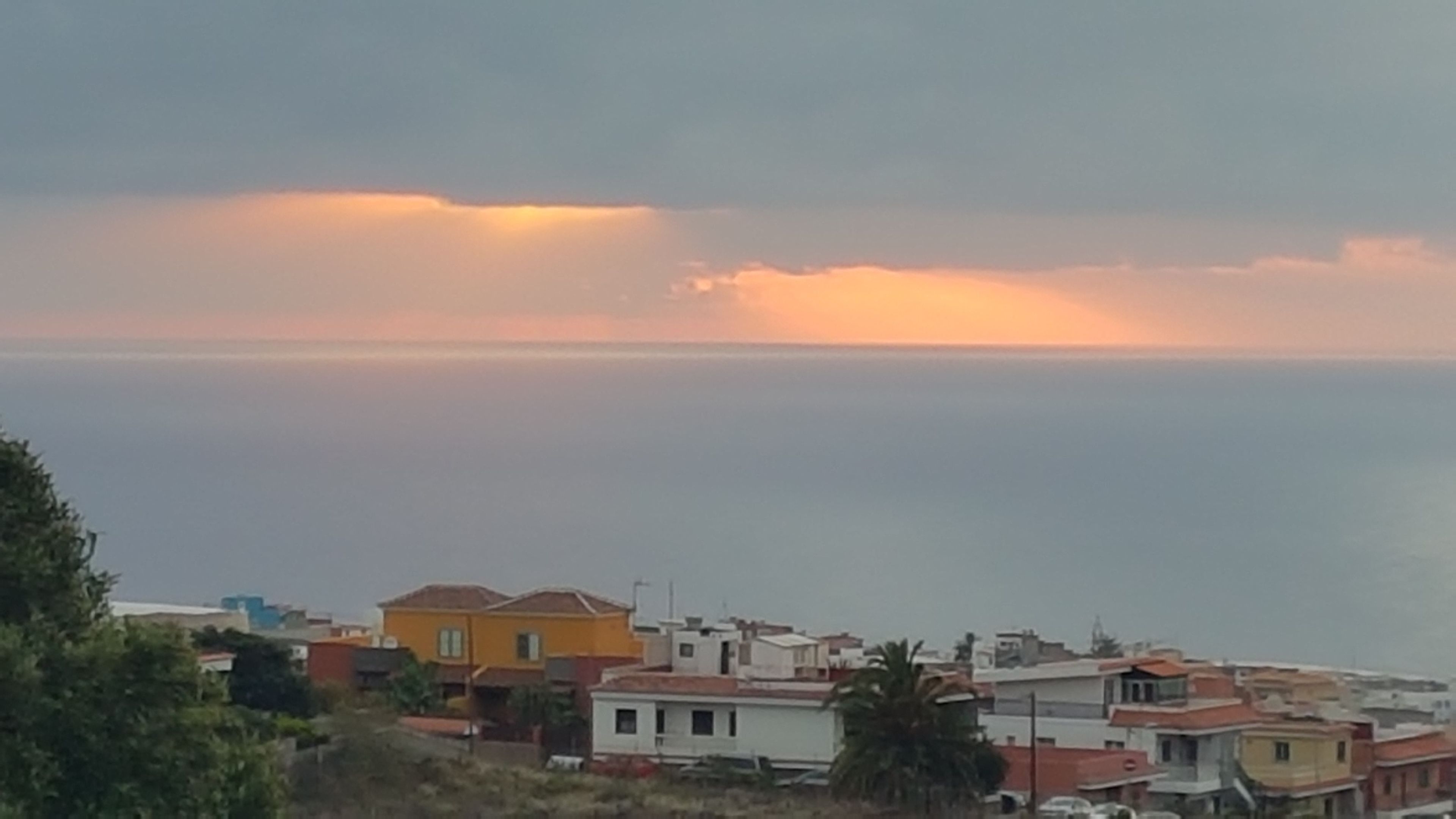 Un quartier résidentiel situé sur la côte, avec des maisons et une vue sur la mer.