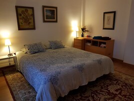 Cubrecamas, colchones con efecto memoria, minibar y cortinas blackout 