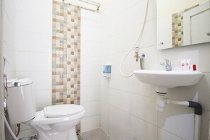 Standard Double Room | Bathroom | Shower, towels