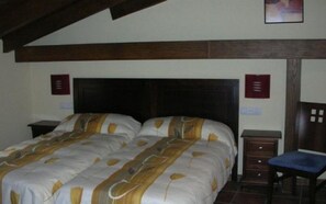 Double Room | Desk, bed sheets