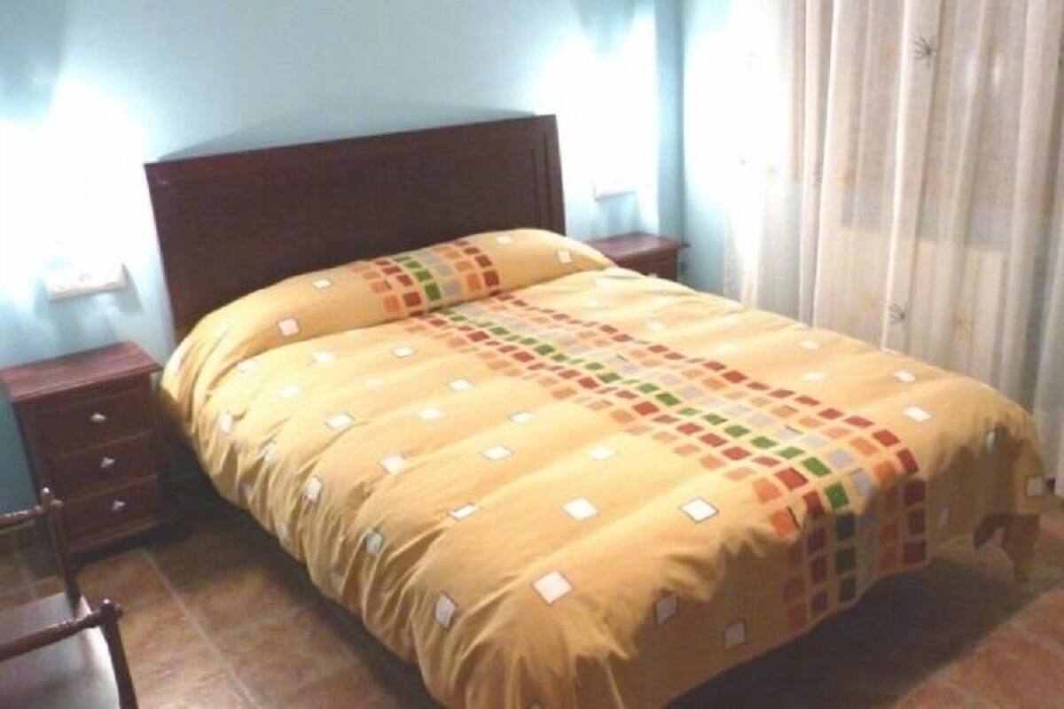 Single Room | Desk, bed sheets
