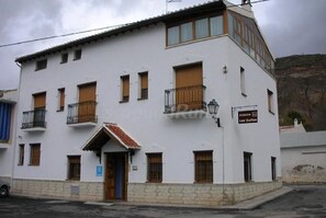 Front of property - Posada los Guilos (Gorafe)