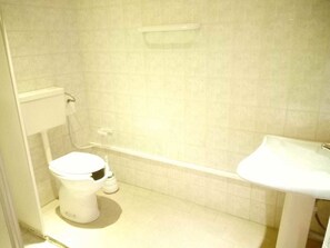 A bathroom with a toilet, a bathtub, and a sink. - Tenute Margana (Calatafimi)