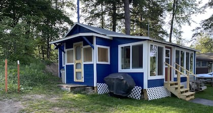 Ranta, maalaismainen hytti, upea uima-allas, oma laituri, lautta