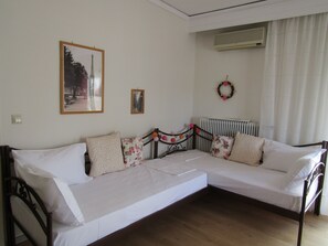 2 bedrooms, iron/ironing board, travel cot, free WiFi