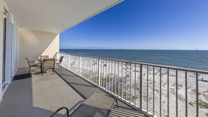 Un balcón con vistas a la playa y al océano.