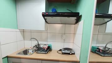 House | Private kitchenette | Fridge, stovetop, coffee/tea maker, electric kettle