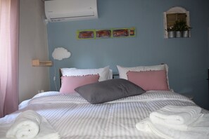 Egyptian cotton sheets, premium bedding, blackout curtains - Rina's House Meteora (Kalabaka)