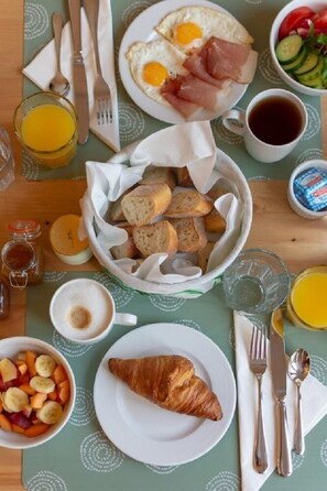 Free daily full breakfast  - Abitarela - Maison d'Hôtes - B&B (Sigean)
