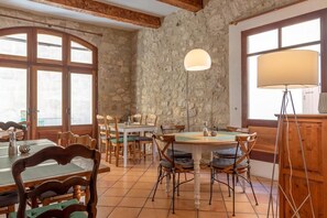 Bao gồm bữa sáng đầy đủ hàng ngày