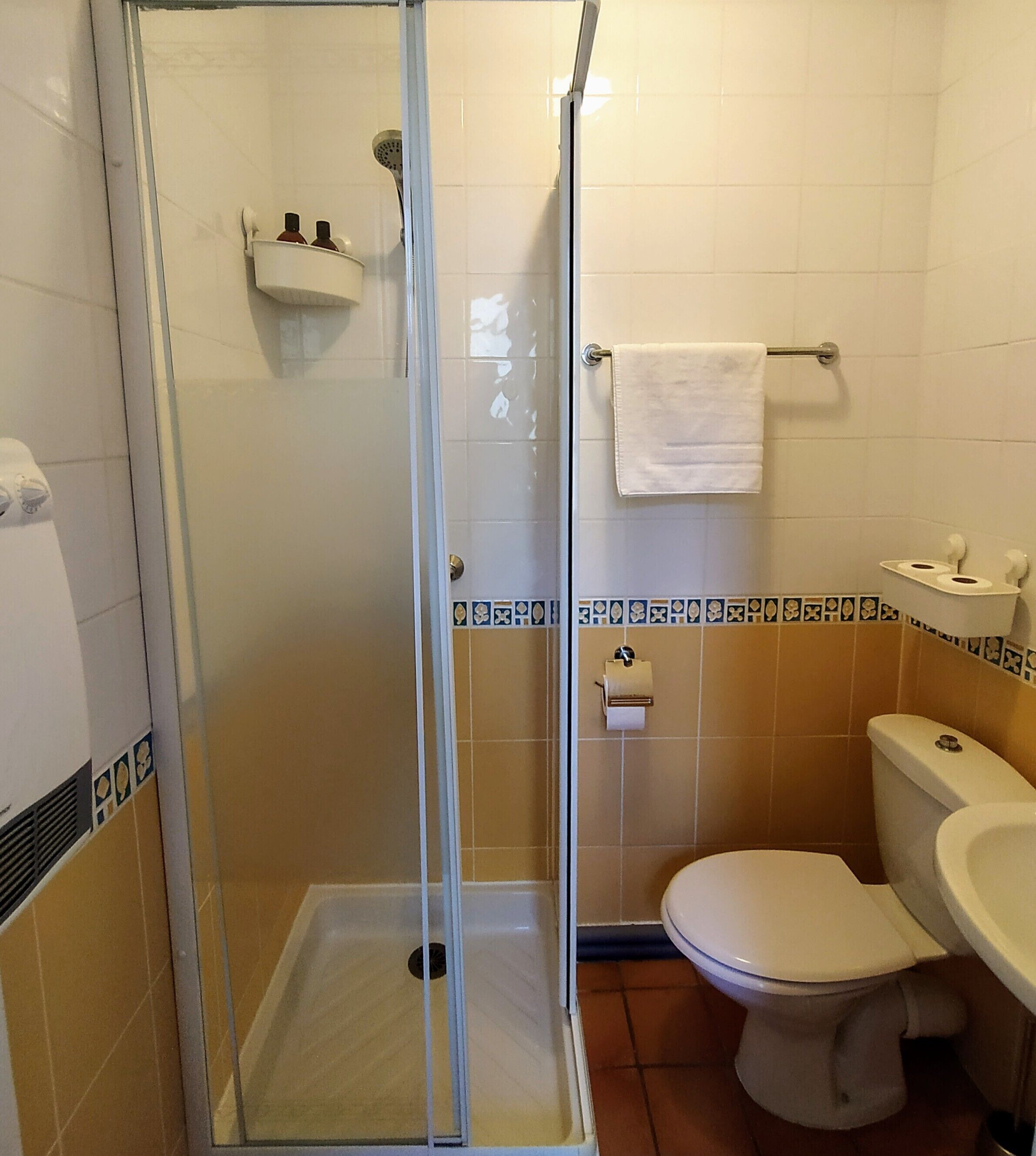 Familiekamer (1) | Badkamer | Een douche, gratis toiletartikelen, een haardroger, handdoeken