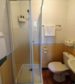 Phòng dành cho gia đình (1) | Phòng tắm | Buồng tắm vòi sen, đồ dùng nhà tắm miễn phí, máy sấy tóc, khăn tắm