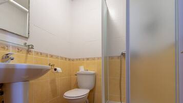 Deluxe Double Room (5) | Bathroom | Shower, free toiletries, hair dryer, towels