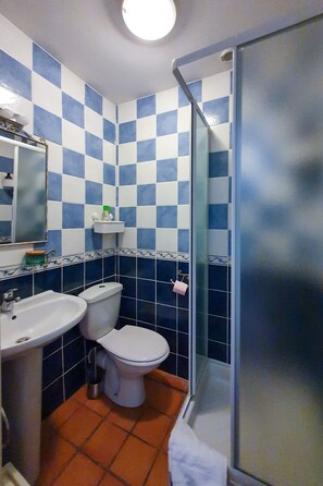 Economy-Doppelzimmer (2) | Bügeleisen/Bügelbrett, kostenloses WLAN, Bettwäsche
