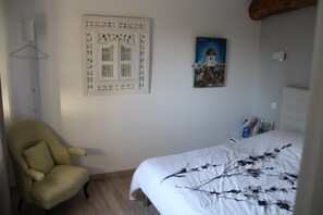 Premium bedding, blackout drapes, soundproofing, free cribs/infant beds - La Ferme de Capucine (Culhat)