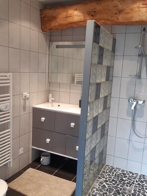 Suite, 2 Bedrooms, Garden View | Bathroom | Shower, hair dryer, towels, toilet paper - La Ferme de Capucine (Culhat)