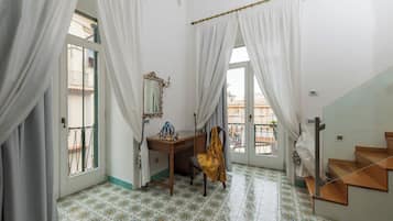 Suite Deluxe, mezzanine | 1 habitación, decoración personalizada, muebles diferentes y escritorio