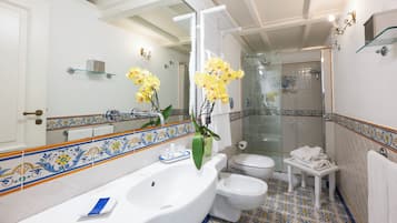 Junior Suite, 1 Bedroom, Balcony | Bilik Mandi | Kelengkapan dandanan diri percuma, pengering rambut, bidet, sabun