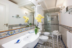 Junior Suite, 1 Bedroom, Balcony | Bathroom | Free toiletries, hair dryer, bidet, soap - Residenza Luce (Amalfi)