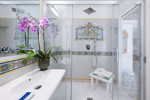 Family Suite | Bathroom | Free toiletries, hair dryer, bidet, soap - Residenza Luce (Amalfi)