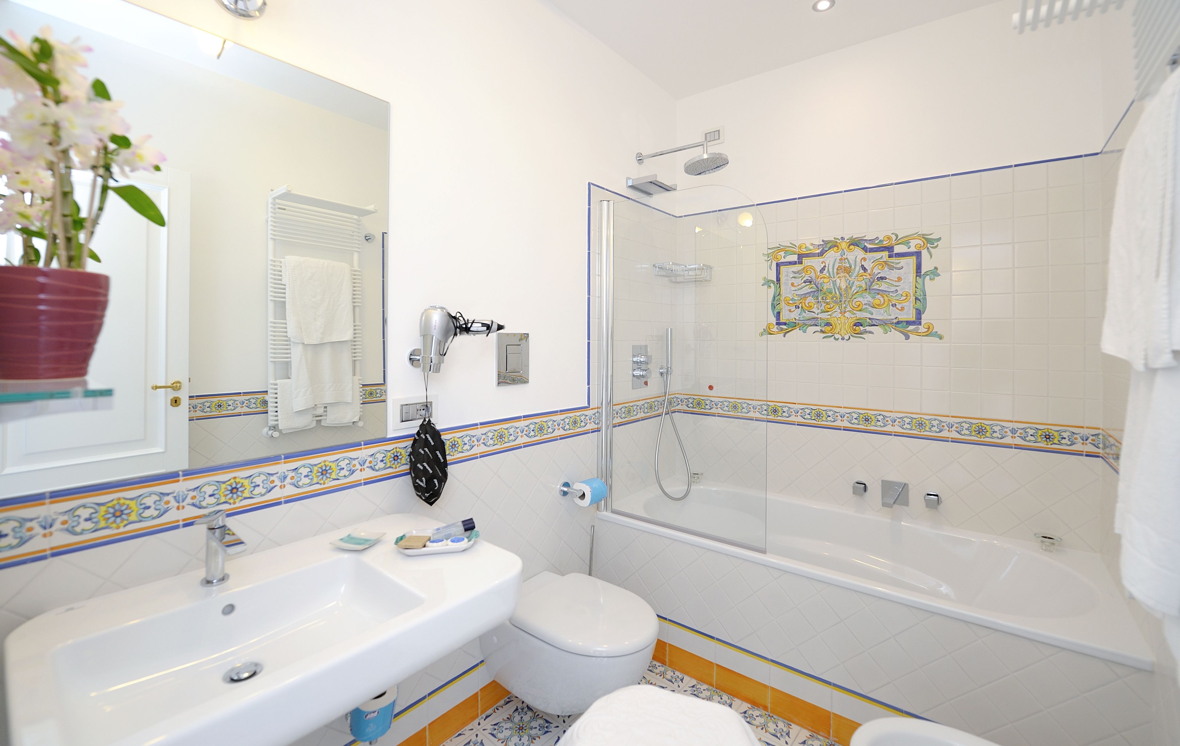Une salle de bain avec un lavabo, des toilettes et une baignoire.