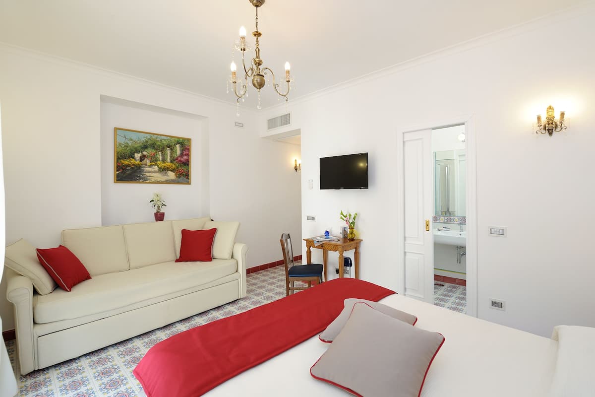 Superior Double Room, Balcony | 1 bedroom, individually decorated, individually furnished, desk