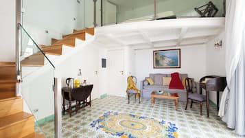Suite Deluxe, mezzanine | 1 habitación, decoración personalizada, muebles diferentes y escritorio