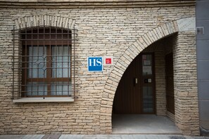 Property entrance - Hostal Serruchi (Teruel)