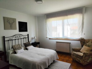 4 bedrooms, iron/ironing board, free WiFi, bed sheets