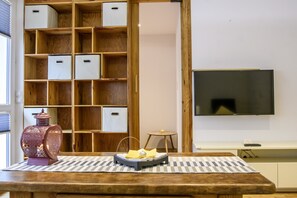A room with a wooden cabinet, a television, and a tatami mat. - Chmielna Wood Lux (Warsaw)