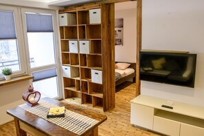 Appartement Design | Coin séjour | Télévision à écran plat de 44 pouces avec chaînes par câble, télévision