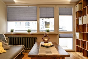 Design Διαμέρισμα | Καθιστικό | Τηλεόραση με επίπεδη οθόνη 44 ιντσών με καλωδιακά κανάλια, τηλεοράσεις