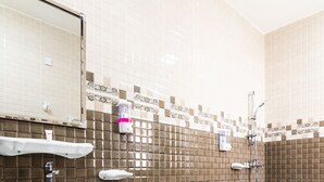 Ein modernes Badezimmer mit Waschbecken, Toilette und Dusche.