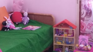 A child's room with a bed, a small house, and various toys. - B&B Parioli Roma (Rome)