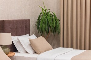 Premium bedding, desk, laptop workspace, blackout drapes - Falcon Boutique Hotel (Tashkent)